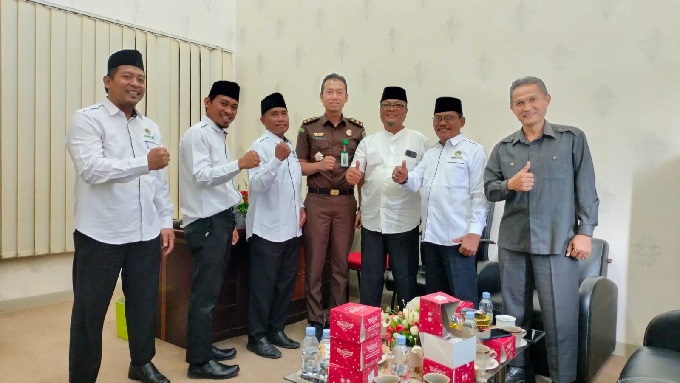 Kasi Intel Kejari Kampar Rendy Winata foto bersama pengurus LDII Kampar di ruang Kasi Intel Kejari Kampar, Bangkinang, Senin (27/2/2023).